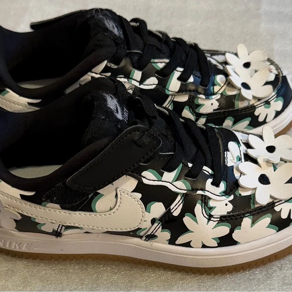 Nike  FORCE I LOW EASY ON Kids Flower Power Sneakers in Black, White size 1Y